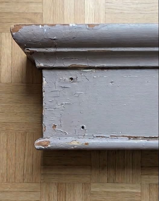 Moulure de bois avant décapage — peinture grise écaillée et abîmée