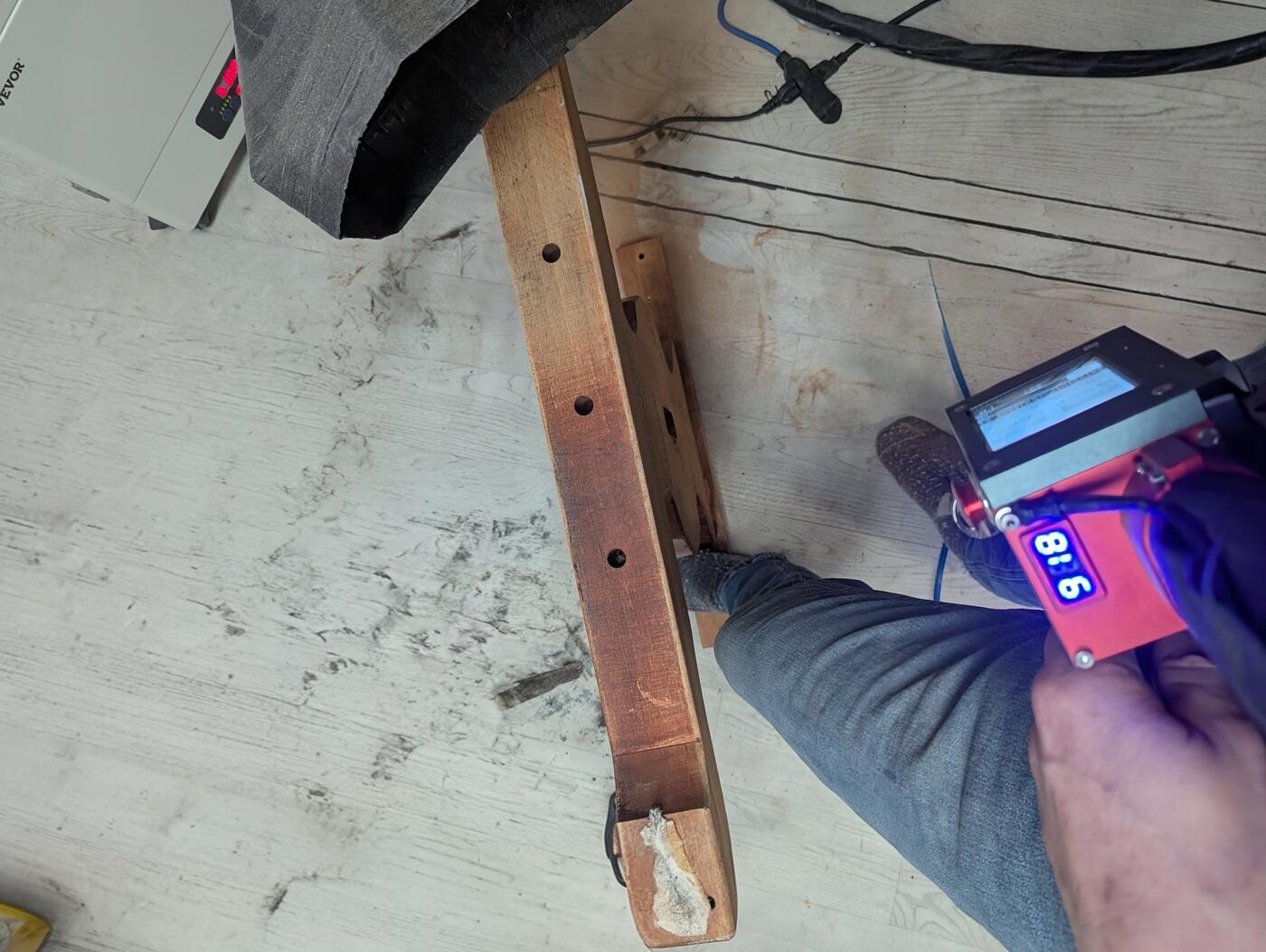 Décapage laser en action sur une patte de table — Finition Boily