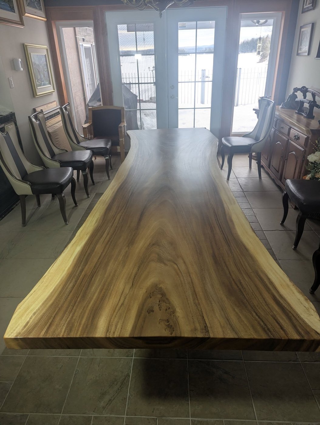 Table en bois massif live-edge restaurée au laser — pièce signature Finition Boily, Saguenay